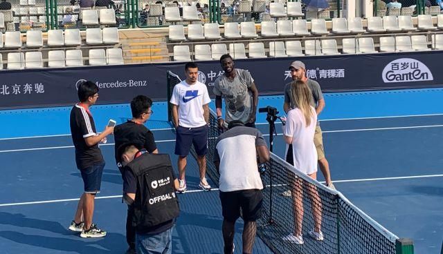 边线发球的 边线发球的